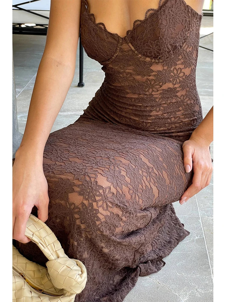 Selene – Vestido Midi de Encaje y Color Negro