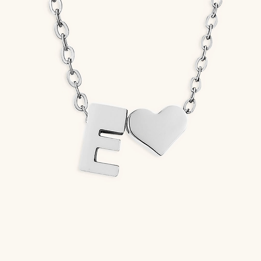 Ria™ | Collar en forma de corazón con iniciales