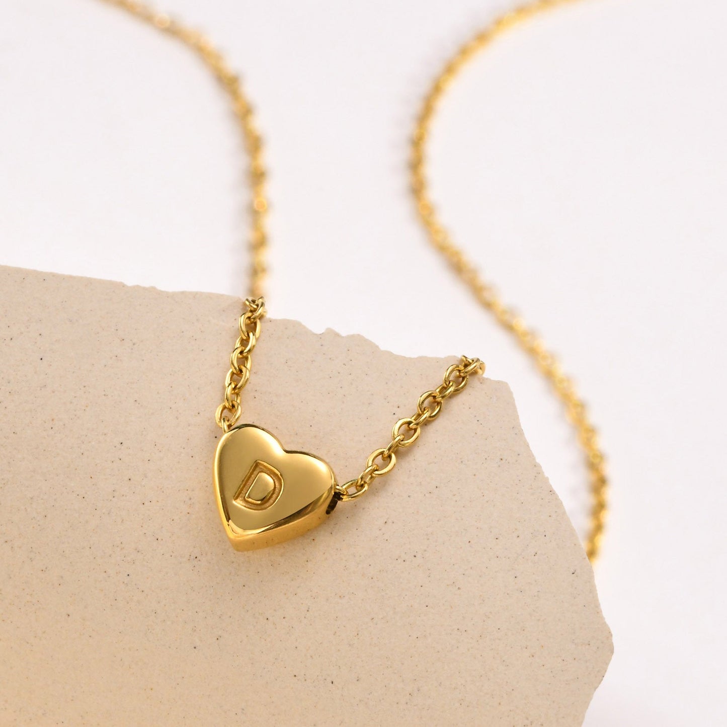 Corazón™ | Collar con colgante de corazón e inicial