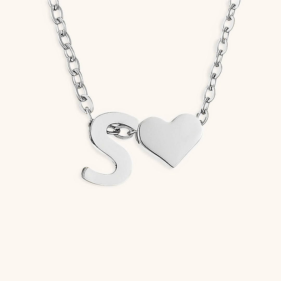Ria™ | Collar en forma de corazón con iniciales