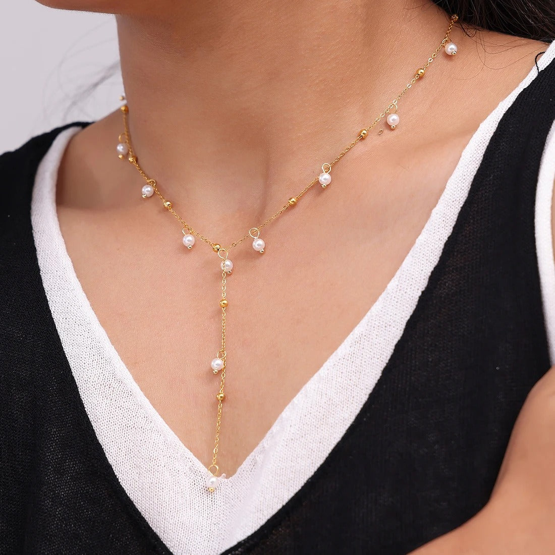 "Ania™ | Collar de perlas clásico" se puede reescribir como "Ania™ | Collar de perlas atemporal"