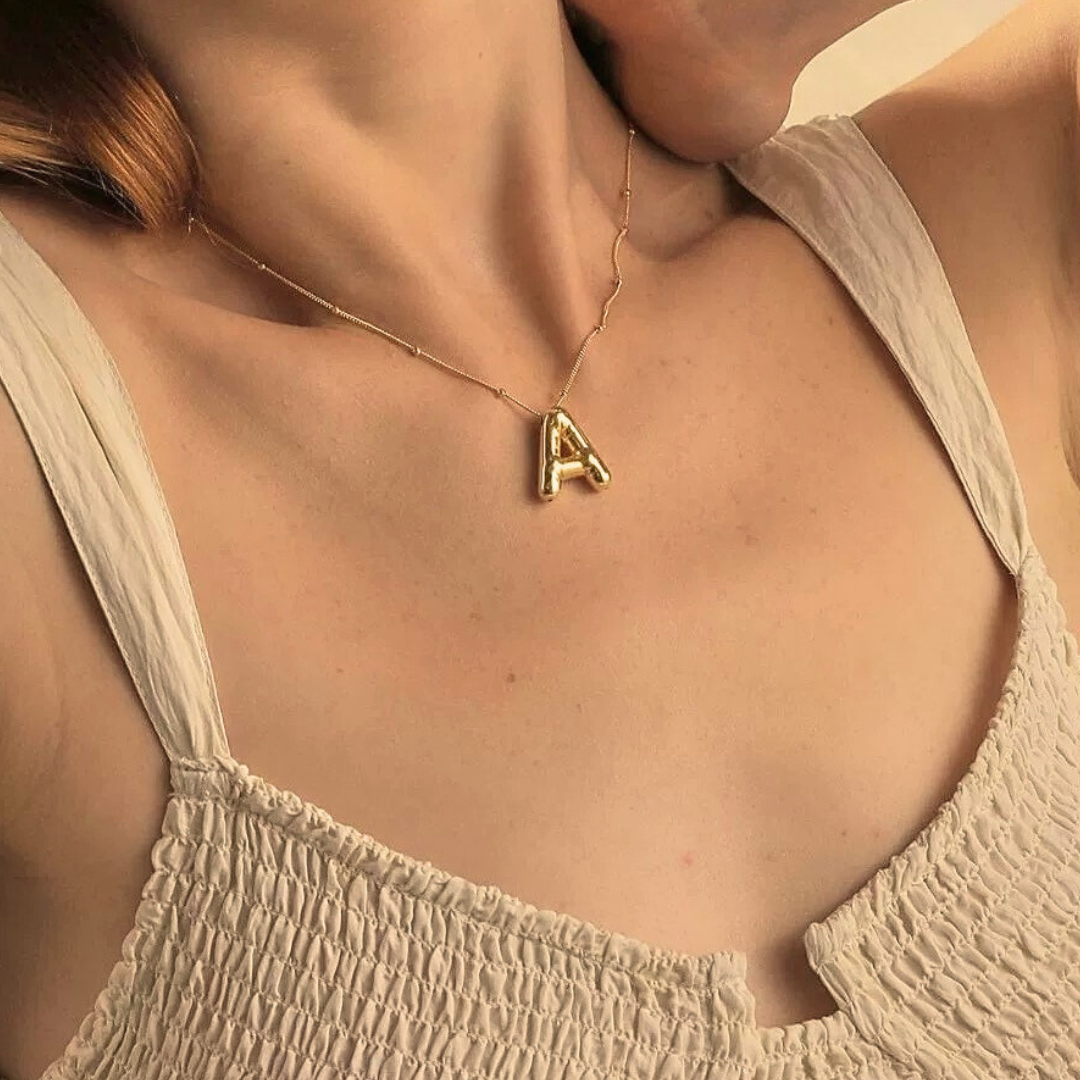 Clarisa™ | Collar con inicial de oro