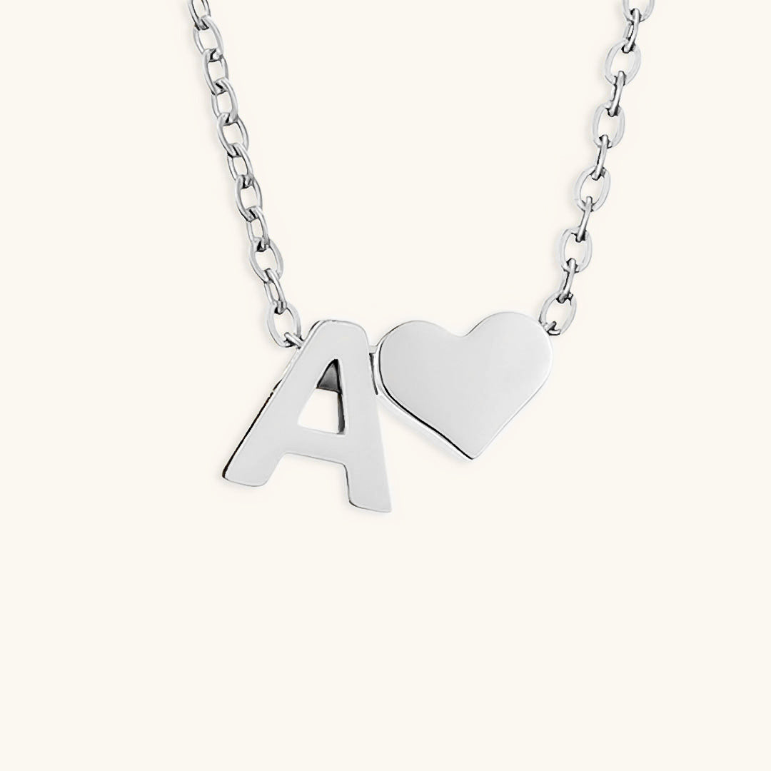 Ria™ | Collar en forma de corazón con iniciales