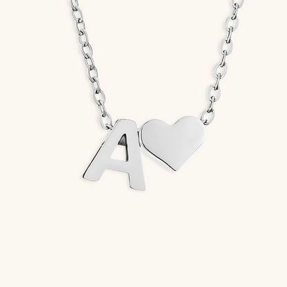 Ria™ | Collar en forma de corazón con iniciales