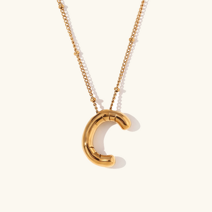 Clarisa™ | Collar con inicial de oro