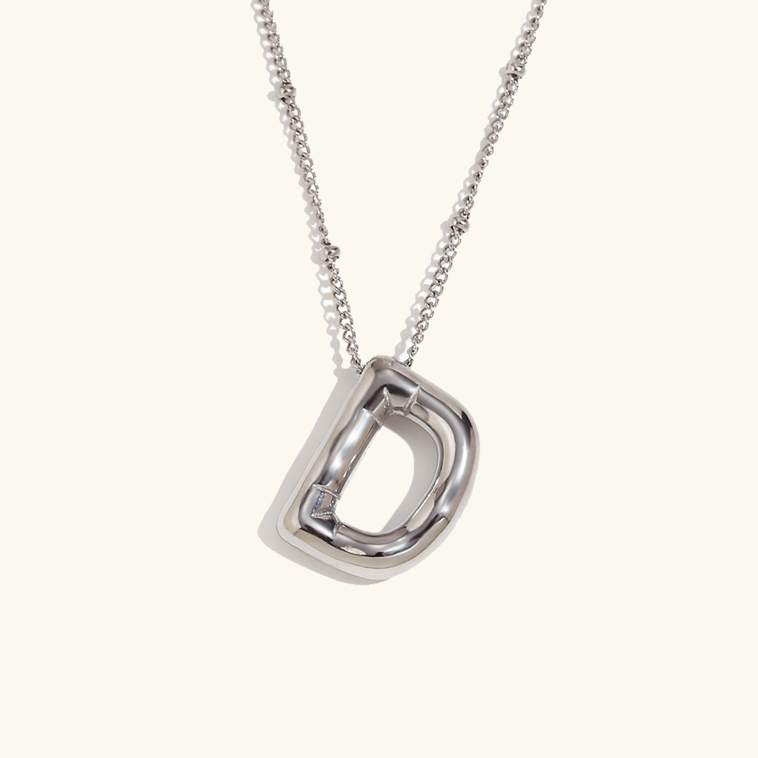 Clarisa™ | Collar con inicial de oro