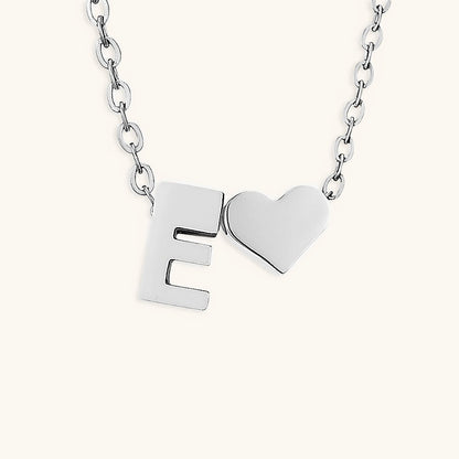 Ria™ | Collar en forma de corazón con iniciales