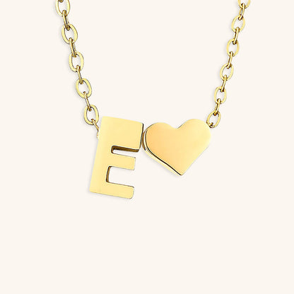 Ria™ | Collar en forma de corazón con iniciales
