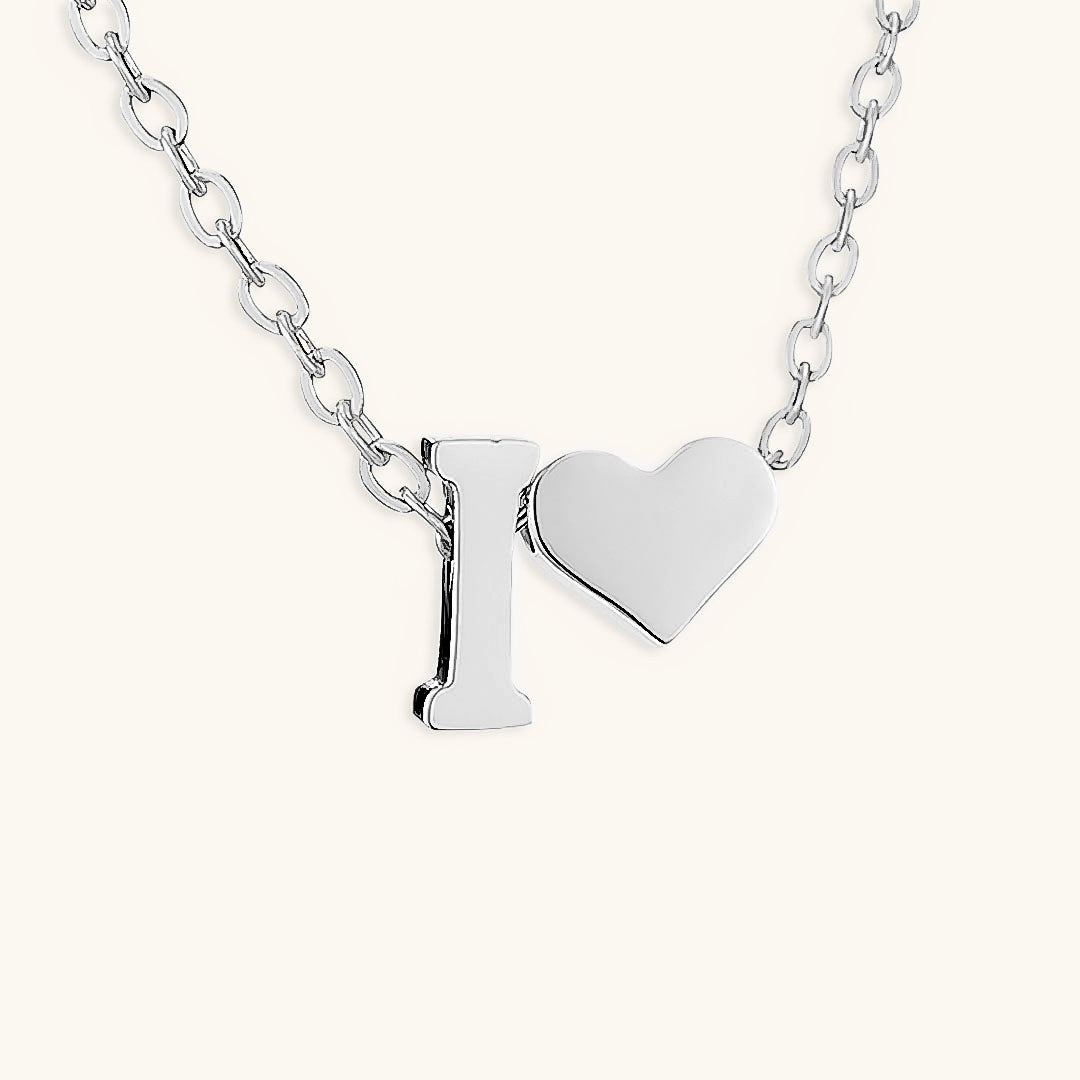 Ria™ | Collar en forma de corazón con iniciales