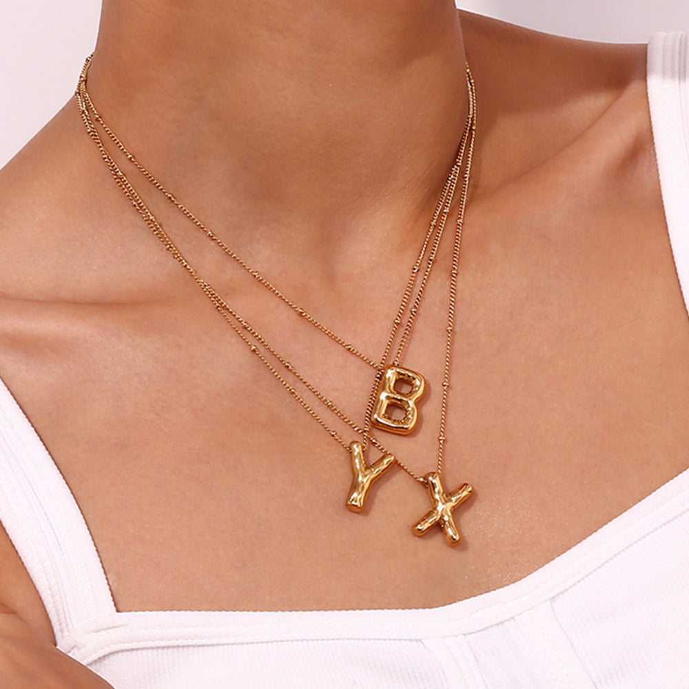 Clarisa™ | Collar con inicial de oro