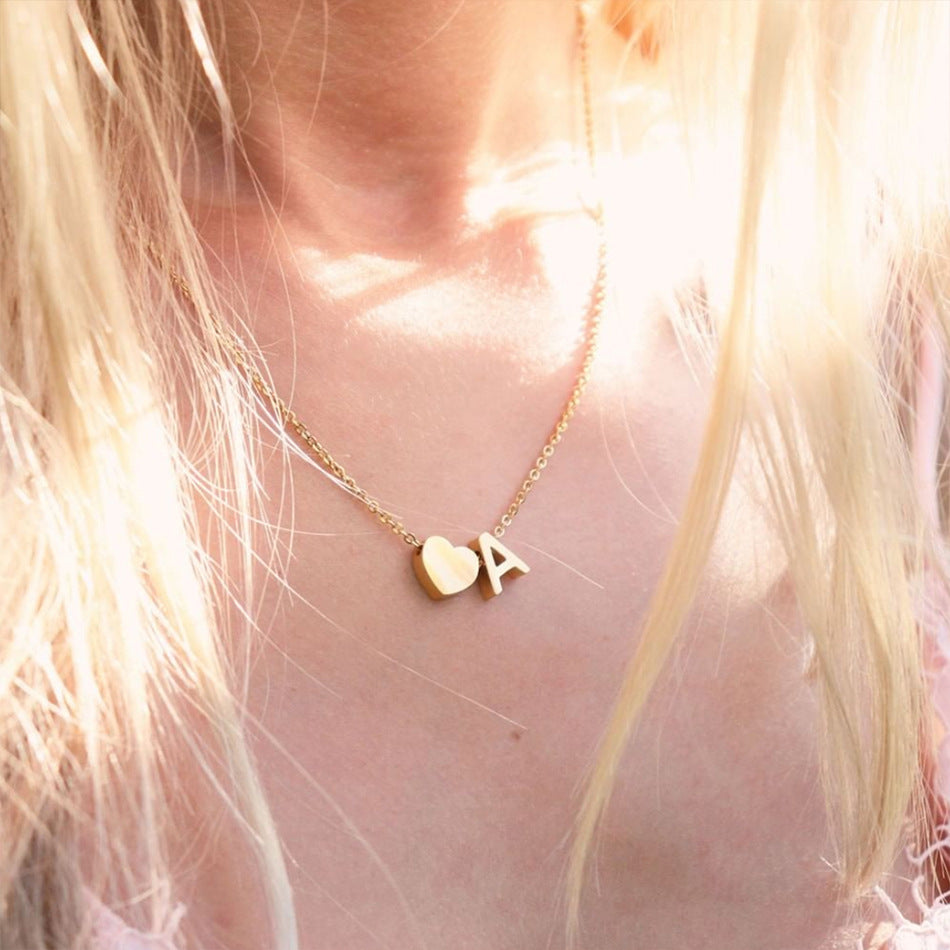 Ria™ | Collar en forma de corazón con iniciales