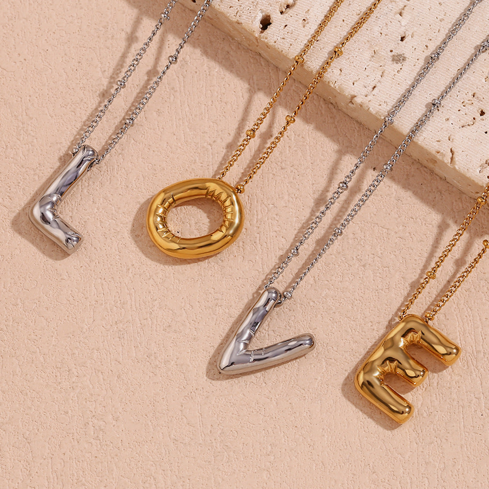 Clarisa™ | Collar con inicial de oro