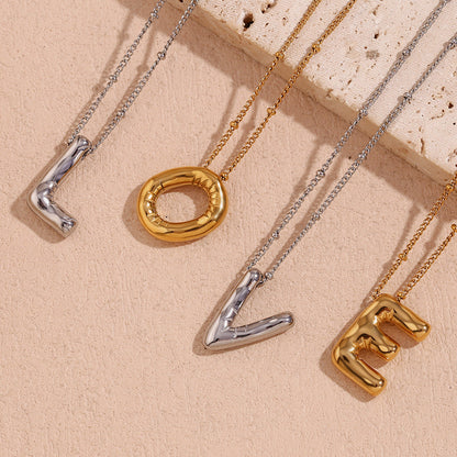 Clarisa™ | Collar con inicial de oro