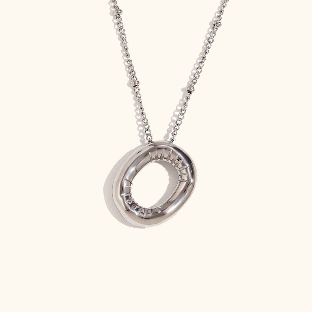 Clarisa™ | Collar con inicial de oro