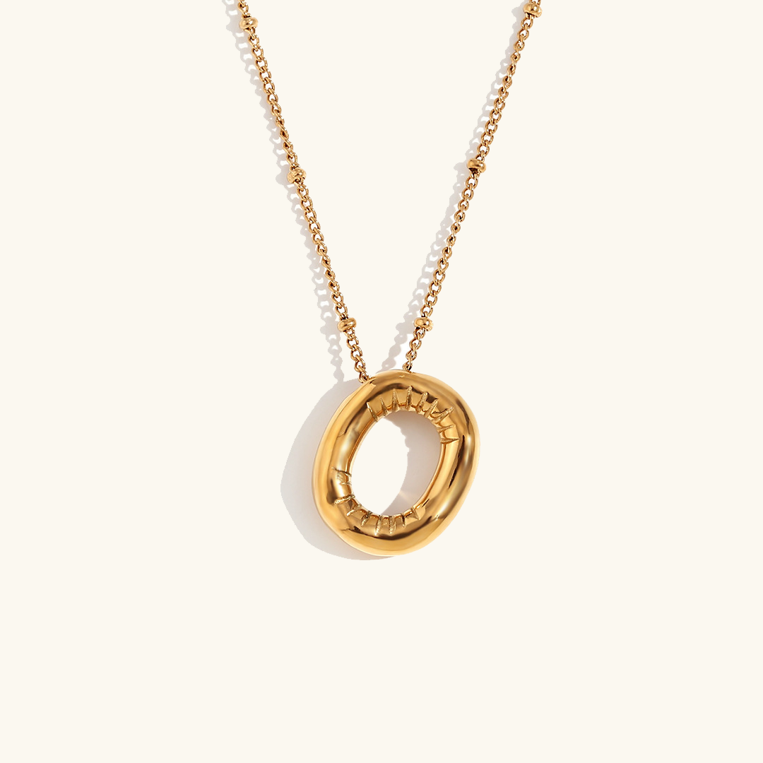 Clarisa™ | Collar con inicial de oro