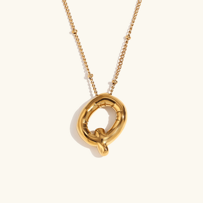 Clarisa™ | Collar con inicial de oro